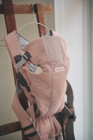 Little Pea BabyBjorn Μάρσιπος Mini 3d Mesh Dusty Pink_lifestyle